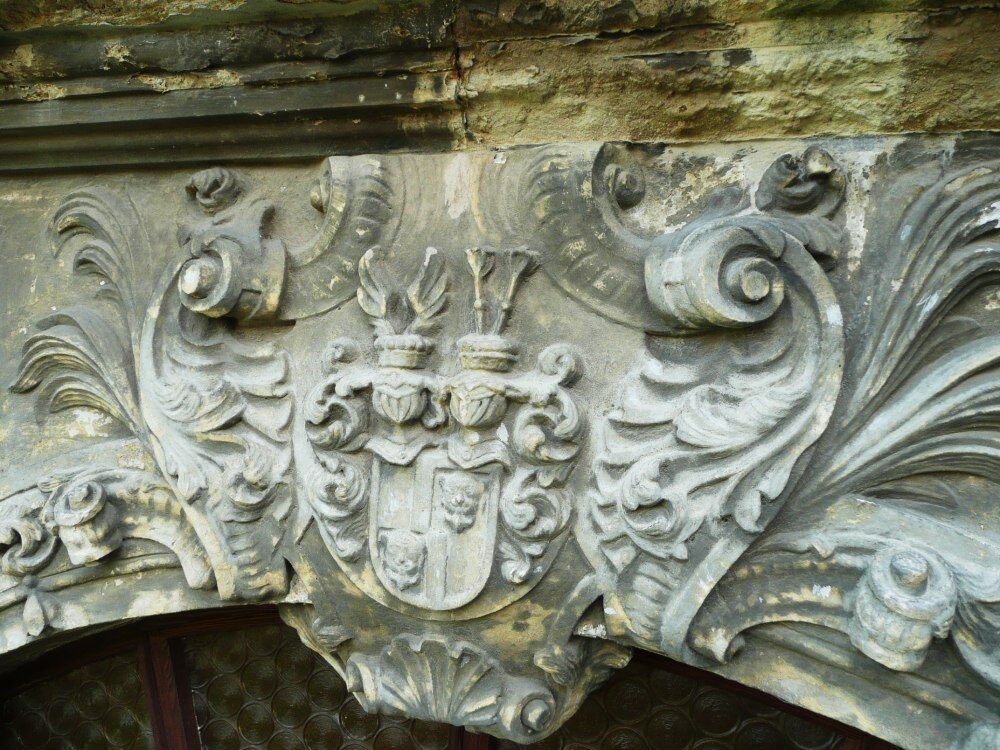 Bünausches Wappen am Eingangsportal